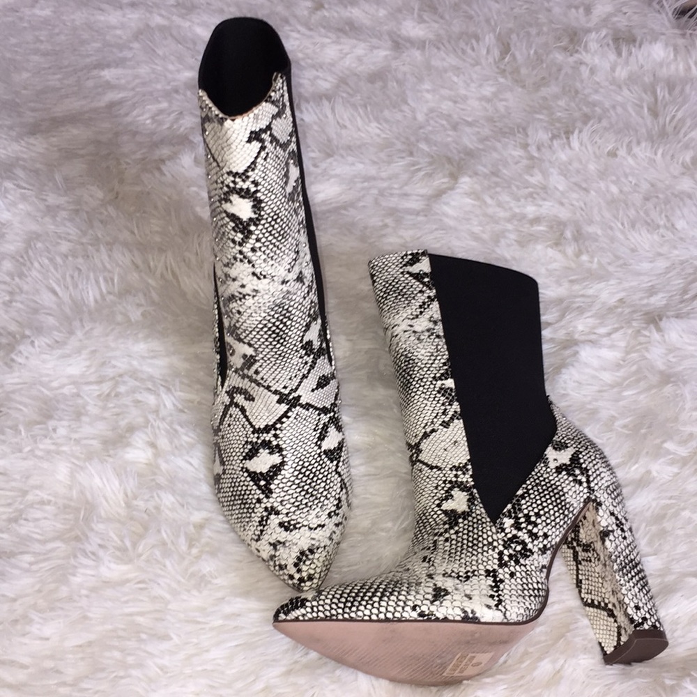 🧡 Chase + Chloe snake booties